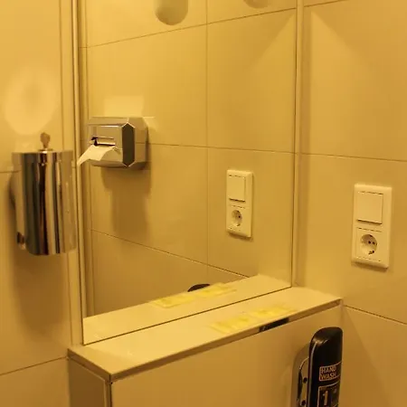 Otel Lovely Studio West - Neues Momomotel *