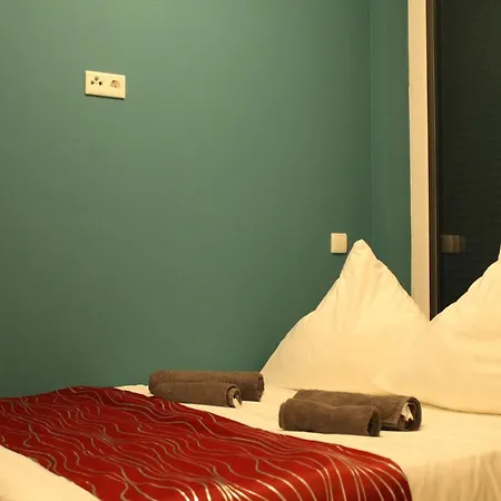 Otel Lovely Studio West - Neues Momomotel *