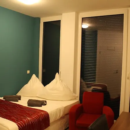 Hotel Lovely Studio West - Neues Momomotel