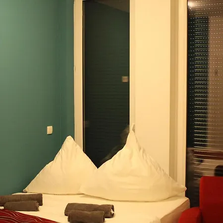 Lovely Studio West - Neues Momomotel Szálloda *